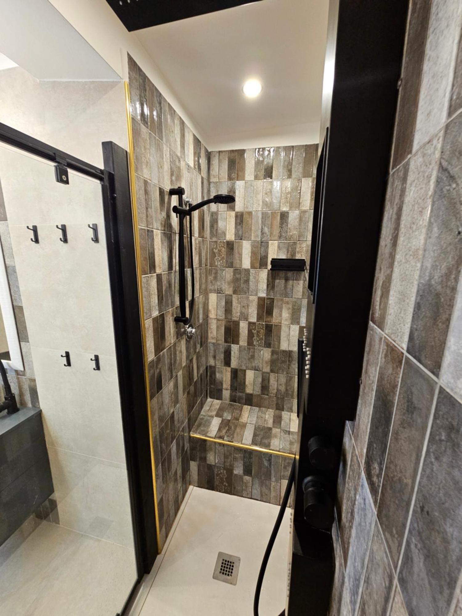 Exclusive Top Floor 2-Bedroom Flat Милано Екстериор снимка