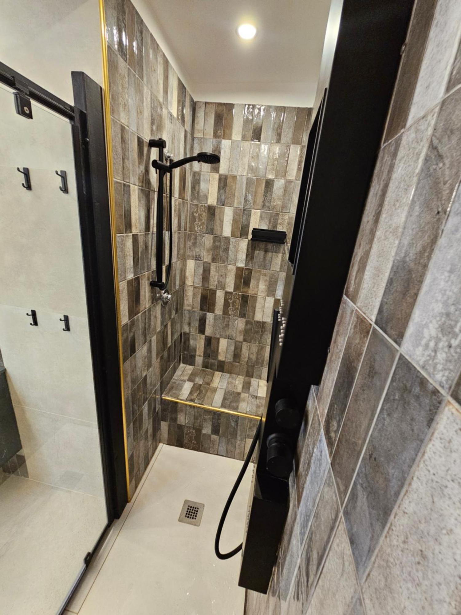 Exclusive Top Floor 2-Bedroom Flat Милано Екстериор снимка
