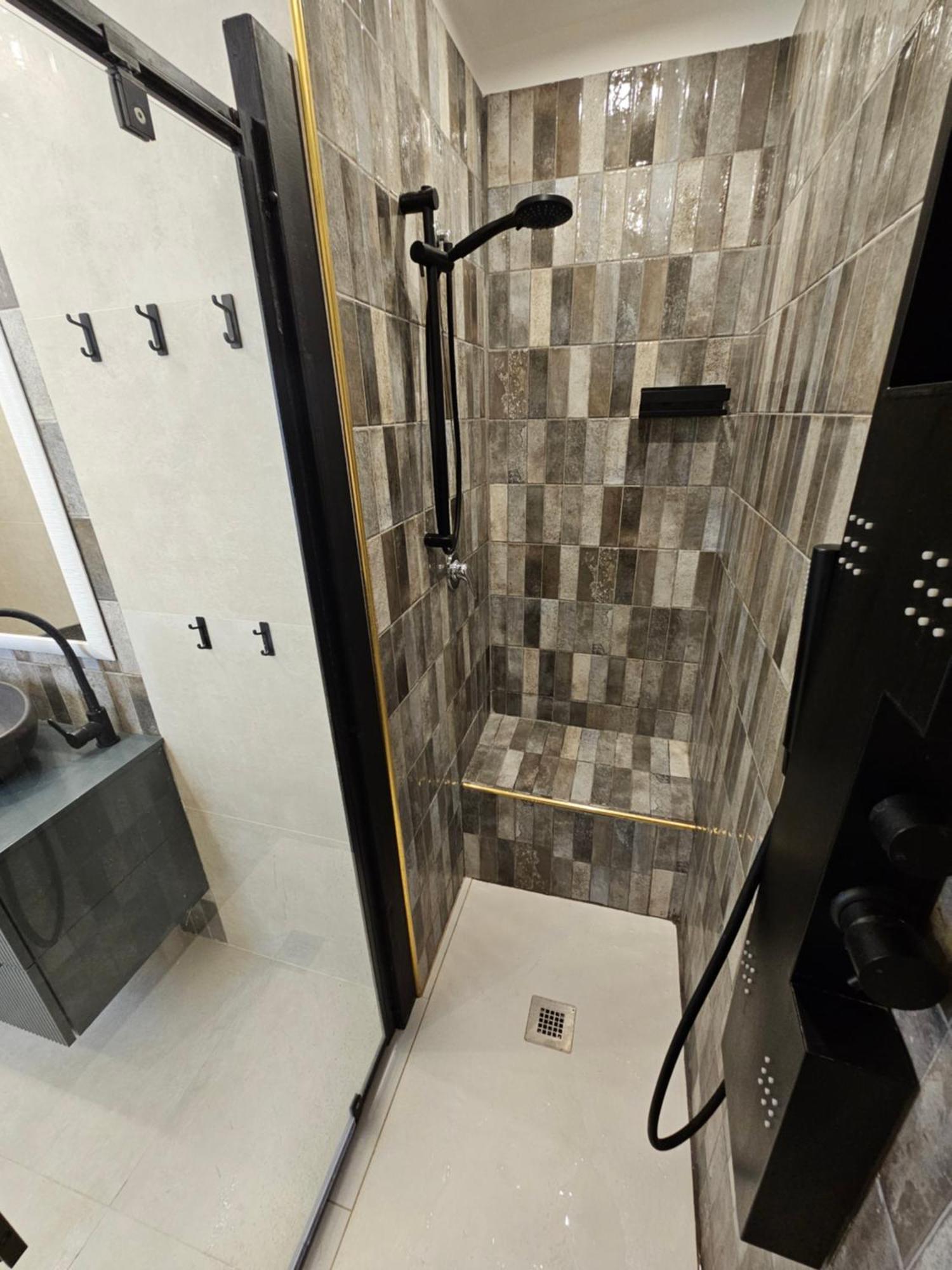 Exclusive Top Floor 2-Bedroom Flat Милано Екстериор снимка