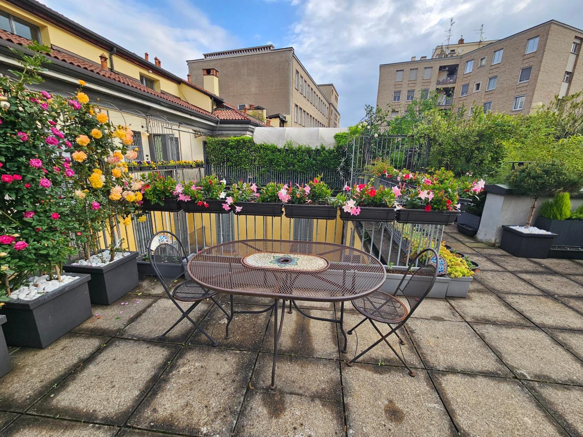 Exclusive Top Floor 2-Bedroom Flat Милано Екстериор снимка
