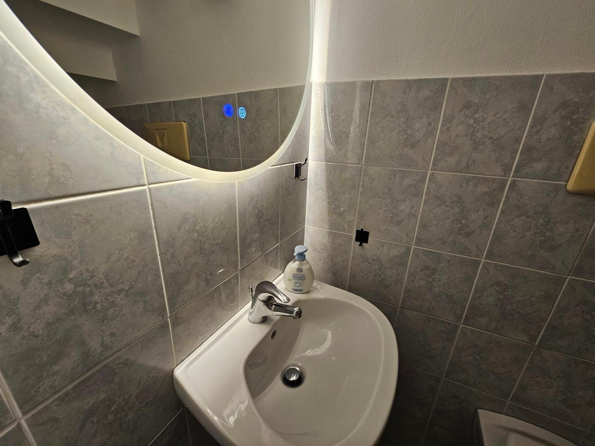 Exclusive Top Floor 2-Bedroom Flat Милано Екстериор снимка