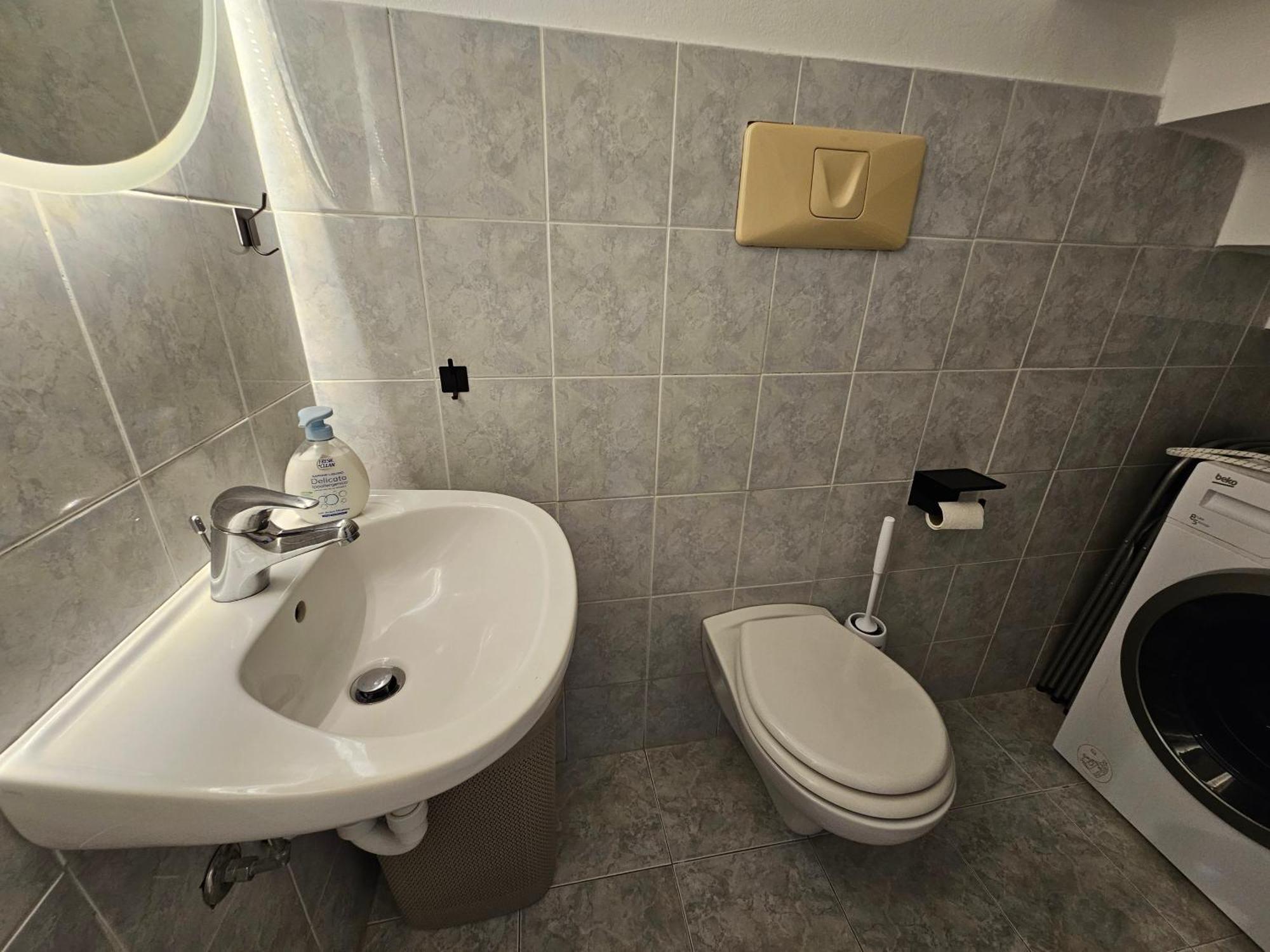 Exclusive Top Floor 2-Bedroom Flat Милано Екстериор снимка