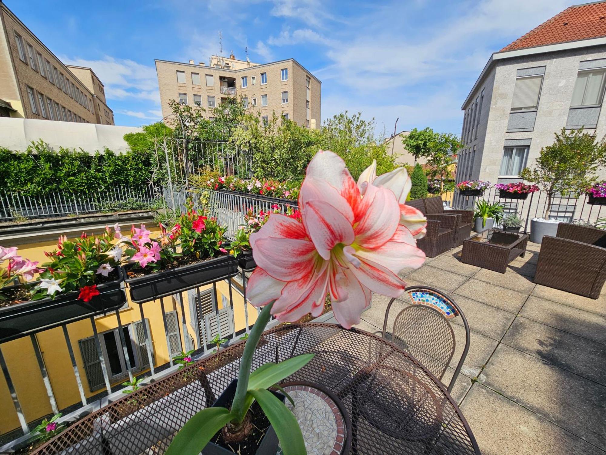 Exclusive Top Floor 2-Bedroom Flat Милано Екстериор снимка